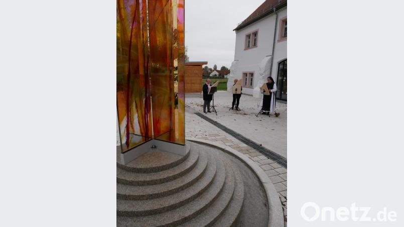 Musikalisch umrahmt wurde die Brunnensegnung durch ein Harfentrio mit (von links) Isabella Buchwald, Sandra Lang und Schwester Sophia Schlembach. Bild: hmr