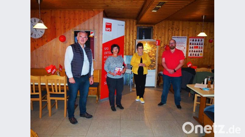 Der Vorsitzende Uli Roth (links) und Kreisvorsitzende Brigitte Scharf (dritte von links) gratulieren Erika Trastl (zweite von links) zur 20-jährigen Mitgliedschaft in der SPD Krummennaab. Mit im Bild ist der neu gewählte Kassier Mathias Wachsmann (rechts). Bild: vsr