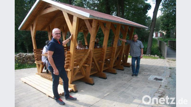 Bürgermeister Hubert Kraus und Hans Hecht (von links) stellten die Unterstellmöglichkeit vor, die von den Spaziergängern bereits reichlich genutzt wird Bild: wro