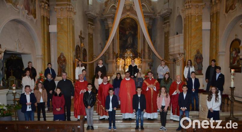 Beim zweiten Firmgottesdienst am Samstag wurde Buben und Mädchen aus Altenstadt, Roggenstein, Leuchtenberg und Tännesberg das Firmsakrament gespendet. Auch die jeweiligen Pfarrer waren bei der Feier zugegen. Pfarrer Adam Nieciecki (Leuchtenberg), Pfarrer Wilhelm Bauer (Tännesberg) Firmspender Domkapitular Thomas Pinzer aus Regensburg, Kaplan Alexander Ertl und Dekan Alexander Hösl aus Vohenstrauß (von links nach rechts). Bild: dob