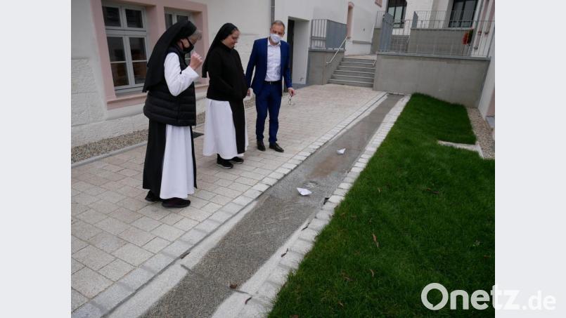 Nach Ende des offiziellen Teils lieferten sich Bürgermeister Bernd Sommer und Äbtissin Laetitia ein kleines Rennen mit Papierschiffchen auf dem Wasserlauf entlang des Hauses St. Gertrud. „Wie immer war die Äbtissin schneller“, haderte Bernd Sommer lächelnd. Allerdings war die Strecke des Bürgermeisters auch etwas länger. Bild: hmr