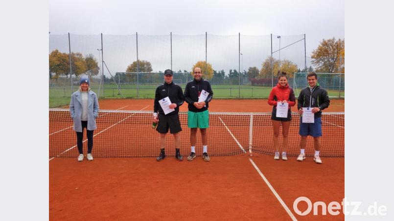 Nach dem Finale ehrt (von links) Organisatorin Linda Trager die Sieger Christian Grabinger/Christoph Müller und die Zweitplatzierten Lea Schmalzbauer/Michael Sommerer. Bild: tra