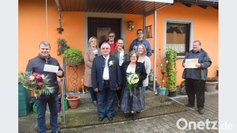 Bürgermeister Karlheinz Budnik (links) und Pfarrer Hubert Bartel (rechts) gratulieren mit Abstand dem Jubelpaar Lotte und Georg Schieder. Bild: fz