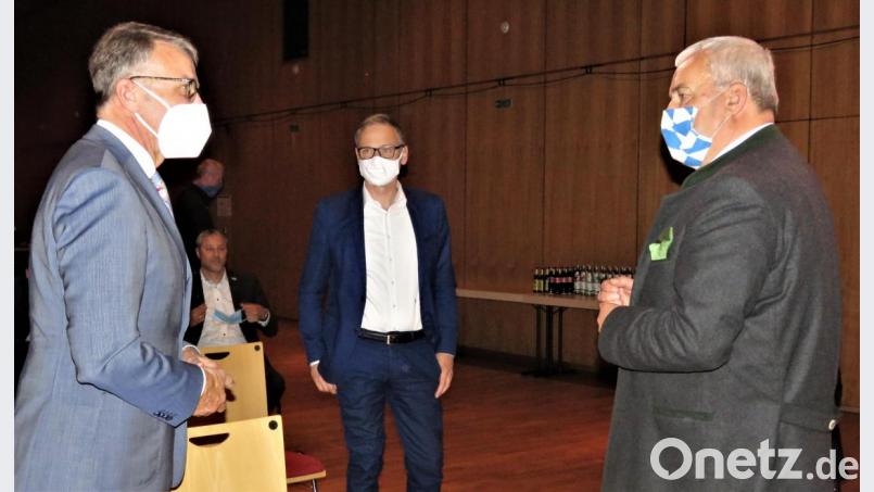 Nach dem Vortrag diskutierten Bürgermeister Franz Stahl, Bürgermeister Bernd Sommer und Dr. Ludwig Spaenle noch eingehend zur schwierigen wie kritischen Thematik des Abends. Bild: ubb