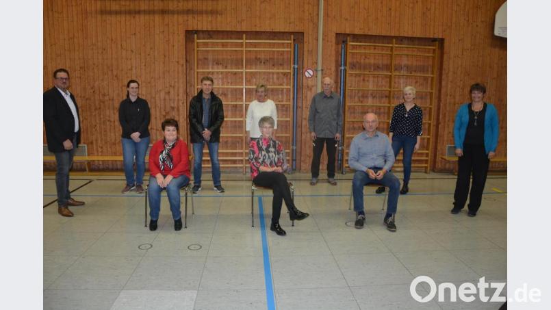 Verdiente Mitglieder zeichnete der TSV Pechbrunn-Groschlattengrün am Freitagabend bei einer Feierstunde in der Schulturnhalle aus. Im Bild (sitzend von links) Gudrun Spitzl, Vorsitzende Doris Reiß und Alfons Philbert; stehend von links Bürgermeister Stephan Schübel, Anne Habedank, Martin Dressel, Anne Kröniger, Richard Kröniger, Jessica Döllinger und Ute Böx. Bild: jr