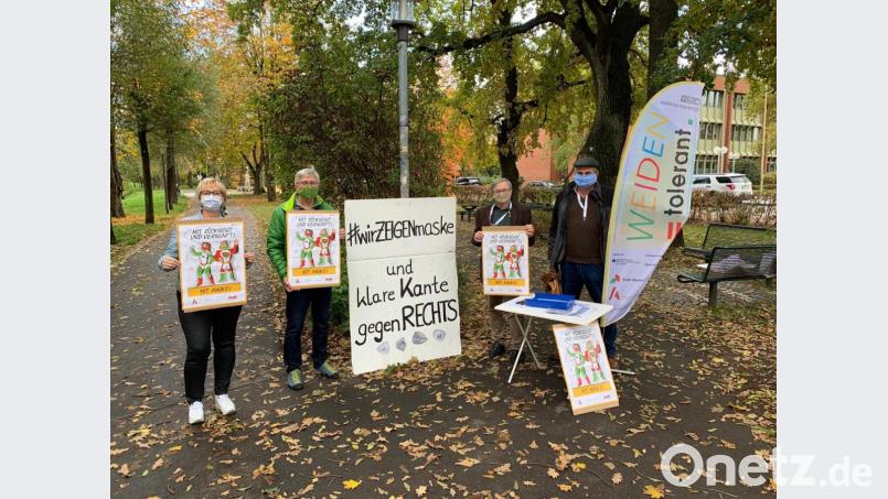 Verteidiger der Maskenpflicht: (von links) Sabine Zeidler, Manfred Weiß, Veit Wagner und Herbert Schmid setzen ein Zeichen gegen Kundgebungen, "die von außen in diese Stadt getragen werden". Bild: Peter Klein