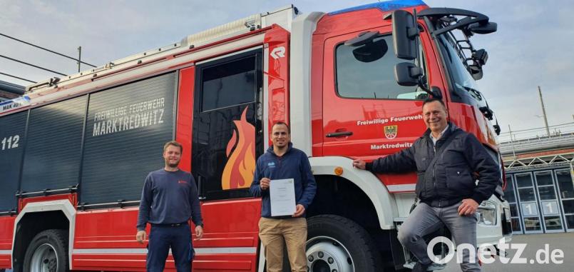 Sie sind stolz auf die Anerkennung durch den Freistaat Bayern in Sachen Integration bei der Marktredwitzer Feuerwehr: (von links) Stadtbrandinspektor Maximilian Seiler, Feuerwehrmann Mohammad Alrefai und das aktive FFW-Mitglied Pfarrer Klaus Wening. Bild: Peggy Biczysko/fph