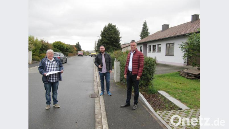 In der Siedlung bespechen Stefan Bergler (von links) und Tobias Henfling das Projekt Gasanschluss in der Kahlhofsiedlung mit Bürgermeister Hermann Falk. Bild: fg