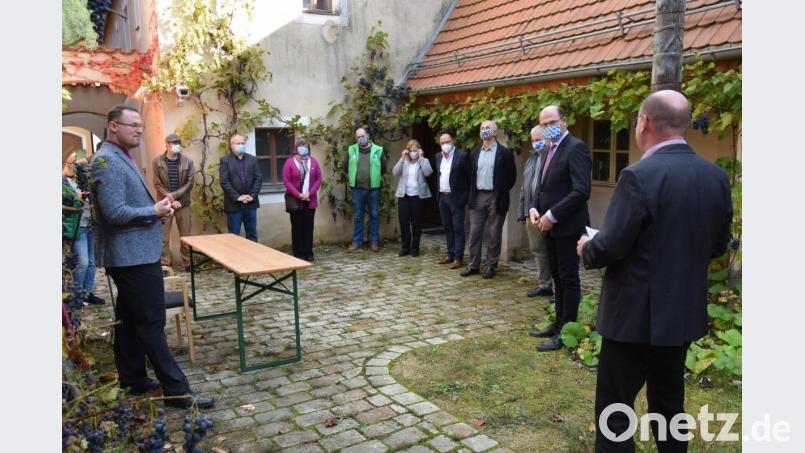 Der Bayerische Finanzminister für Finanzen und Heimat war am Samstagnachmittag im Fledermaushaus in Hohenburg zu Gast. Vor Ort informierte er sich über die vom Aussterben bedrohte Population der Großen Hufeisennase. Bürgermeister Florian Junkes, (li) der Vorsitzende des Landesbundes für Vogelschutz Dr. Norbert Schäffer (re), Eva Fischer (hi. rechts) von der Regierung der Oberpfalz und Rudolf Leitl (4.v.re) informierten Staatsminister Albert Füracker (2.v.re) Bild: bö