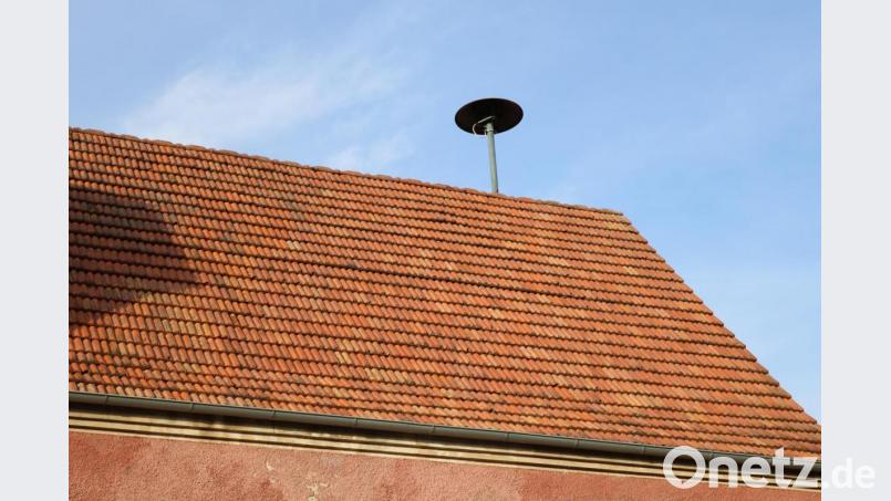 Die alte E 57-Sirene auf dem Dach des ehemaligen Gasthauses Pillhofer hat bald ausgedient. Bild: lei