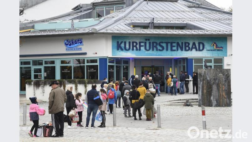 Sonntagmittag vor dem Kurfürstenbad: Viele Besucher warten auf die Öffnung um 13 Uhr. Ähnlich sah es auch an den Wochenenden zuvor aus. Bild: Petra Hartl
