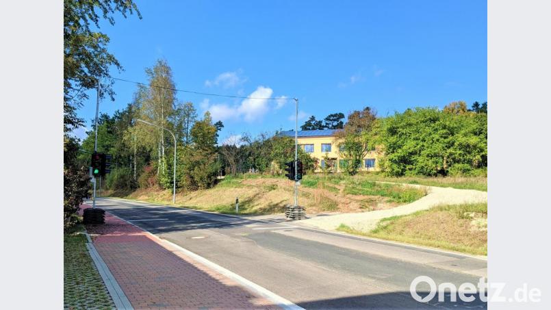 Eine Abkürzung und ein sicherer Weg, damit Schulkinder vom Bus in die Schule kommen: Der neue provisorische Fußgängerweg in Ebermannsdorf ist fertig. Nun prüft die Verwaltung, ob auch eine fest installierte Fußgängerampel Sinn ergibt. Bild: Gemeinde Ebermannsdorf/exb