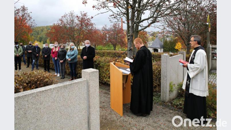 Stadtpfarrer Martin Besold und sein evangelischer Amtsbruder Pfarrer Christoph Zeh (von rechts) segnen die neuen Urnennischen. Bild: njn