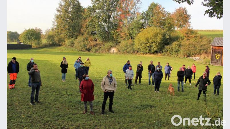 Kürzlich versammelten sich die Dorfbewohner noch auf einer reinen Wiese, im kommenden Jahr soll daraus der Dorfgemeinschaftsplatz werden. Bild: stg