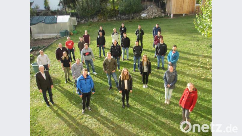 Im Grünen und „auf Abstand“ wurde das Klassenfoto erstellt. Links auf dem Bild ein Teil der Lehrkräfte und Schulleiter Georg Mayer. Bild: Mathias Schneider/exb