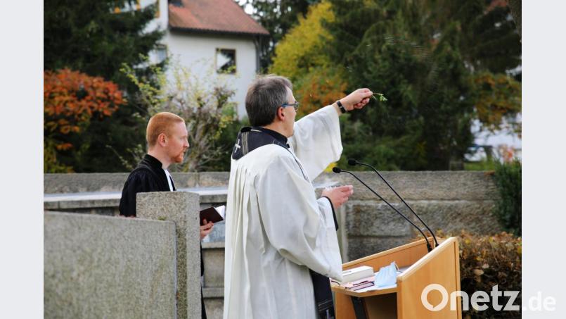 Pfarrer Martin Besold und Pfarrer Christoph Zeh erteilen der neuen Urnenwand den kirchlichen Segen. Bild: njn