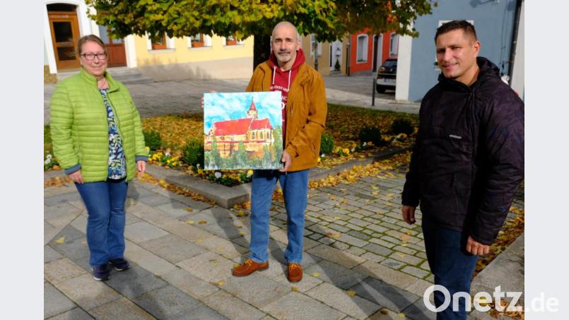 Diplom-Bibliothekarin Petra Danzer (links) und Bürgermeister Marcus Gradl (rechts) freuen sich über ein gespendetes Kunstwerk von Johannes Janner. Das wertvolle Bild wird an den Meistbietenden verkauft. Angebote erwarten Stadt und Künstler bis Mitte Dezember 2020. Bild: do