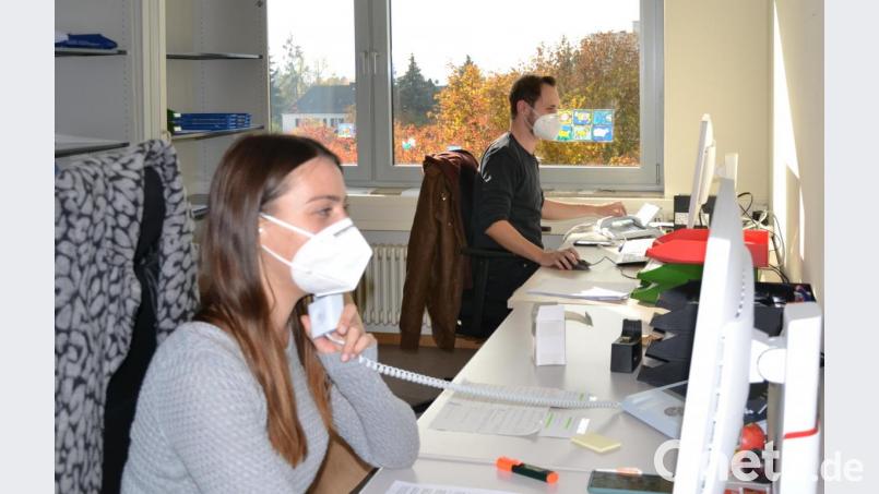 Marion und Daniel sitzen gemeinsam im Büro und ermitteln die Kontaktpersonen von Corona-Infizierten. Bild: rti