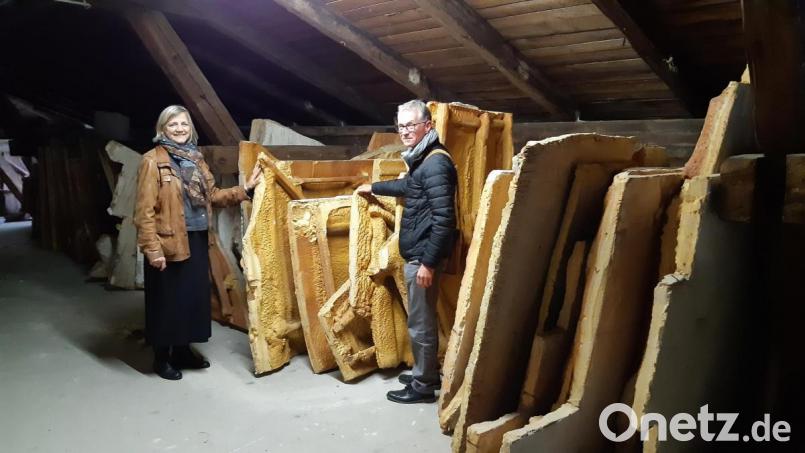 Baudirektorin Elisabeth Bücherl-Beer und Architekt Klaus Koch vom Staatlichen Bauamt Amberg Sulzbach zeigen, welche Schätze sich auf dem Dachboden der Stützelvilla verbergen. Einem Laien erschließt sich dies auf den ersten Blick nicht, doch im Inneren der Platten befinden sich Fresken und Wandmalerei. Bild: Lowak