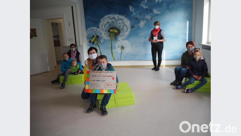 Die Kommunionkinder aus Plößberg, Schönkirch und Beidl übergeben eine Spende an den Ambulanten Hospizdienst Weiden/Neustadt. Bild: krb