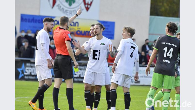 Redebedarf gab es hier mit Schiedsrichter Simon Schreiner nach diesem Foul im Mittelfeld mit den Ammerthaler Spielern. Bild: Hubert Ziegler