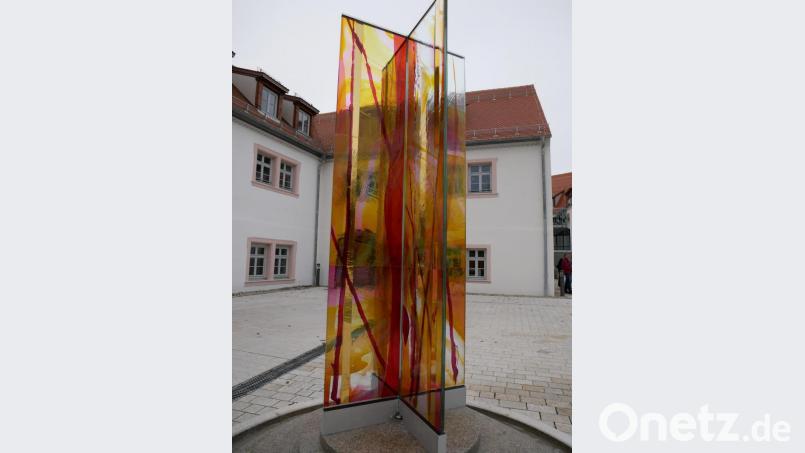 Die farbenprächtige Glasstele kommt besonders bei Sonneneinstrahlung zur Geltung. Bild: hmr