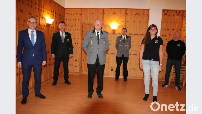 Wahlen bei der Königlich privilegierten Schützengesellschaft 1519 Waldsassen: Im Bild von links Bürgermeister Bernd Sommer, Gauschützenmeister Manfred Zölch, Erster Schützenmeister Alfred Koch, Christian Koch, Stefanie Dellner und Thomas Bomann. Bild: kro