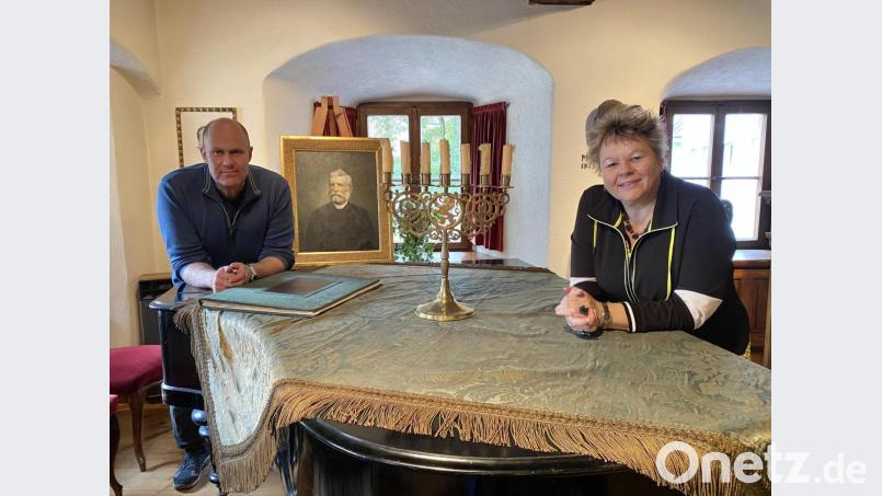 Petra Vorsatz und Dr. Sebastian Schott vor einem Porträt von Albert Vierling, dem Gründer des späteren Stadtmuseums. Zum 125-Jährigen der Einrichtung planen die beiden neben einer Veranstaltungsreihe auch eine ungewöhnliche Stadtchronik. Bild: Karin Wilck