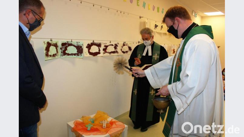 Den ökumenischen Segen der beiden Geistlichen gab es auch für die Kreuze, die in der Einrichtung ihren Platz finden werden. . Bild: stg