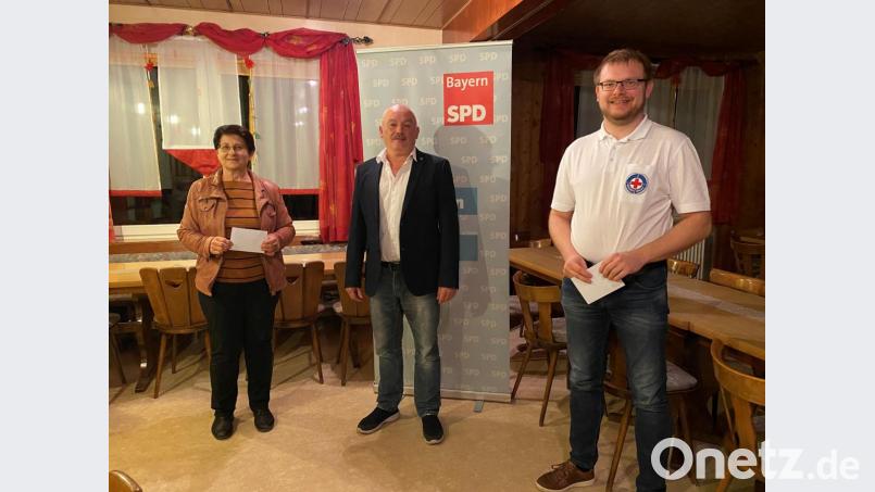 Bei der Spendenübergabe (von links): Veronika Edenharter, Gerhard Schnabel und Thomas Graf. Bild: Evelin Teich/exb
