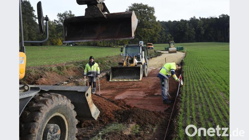 Seit Anfang Oktober laufen die Bauarbeiten nahe Ammersricht. Hier wird ein besonders steiles und kurviges Teilstück eines Feldwegs für Fahrrad-Pendler sicherer gemacht. Bild: Petra Hartl