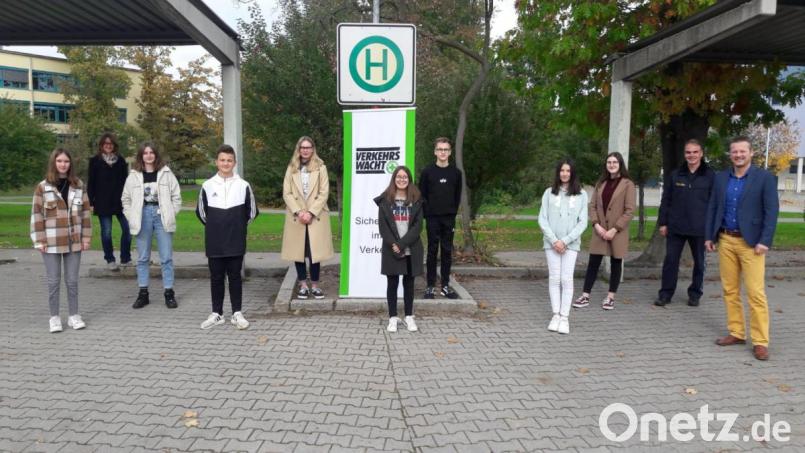 Acht neue Buslotsen wurden in der und für die Neunburger Realschule ausgebildet. Sämtliche Buslinien im Einzugsgebiet der Realschule sind durch Lotsen abgedeckt. Bild: Armin Ismail/exb