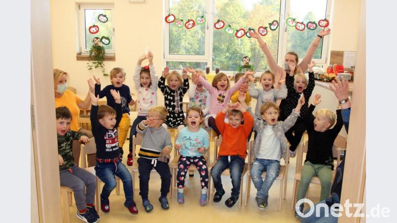 Die Mädchen und Buben des Kindergartens machten kein Geheimnis aus ihrer Begeisterung über die neue Einrichtung. Bild: stg
