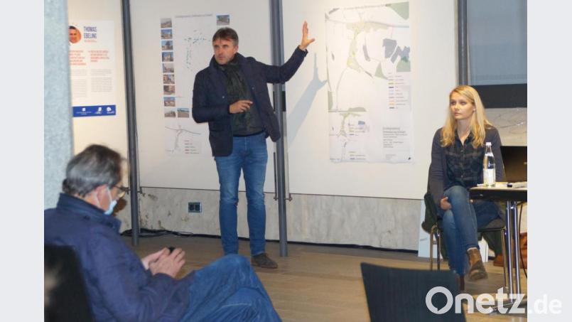Architekt Christian Schönberger und Landschaftsarchitektin Lisa Wutz stellten den Bewohnern von Schwand und Laub die Maßnahmen vor, die im Rahmen der &quot;Einfachen Dorferneuerung Schwand&quot; geplant wurden.
﻿ Bild: wel