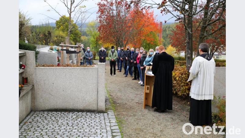 Einweihung der Urnenwand auf dem Friedhof. Bild: njn