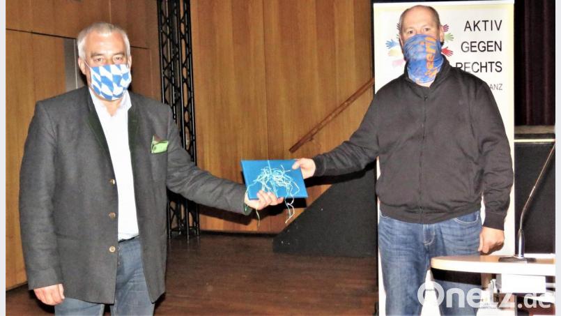 Thomas Döhler (rechts) schenkte Dr. Ludwig Spaenle ein Buch von Dr. Janda Busl, die über Juden im Landkreis vier Bücher herausgegeben hat. Bild: ubb