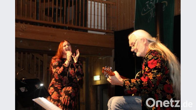 Zwei „Ekelpakete“, die sich gefunden haben. Tanja Raith und Andi Blaimer bieten eine unterhaltsame musikalische Zeitreise durch 25 turbulente Ehejahre.. Bild: frd