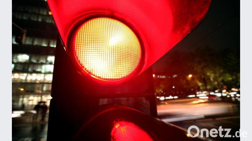 Die bayerische Corona-Ampel leuchtet nun auch in der Warnfarbe "Dunkelrot". Statt strengerer Regeln kommt die Maßnahme in manchen Regionen aber einer teilweisen Lockerung gleich. Bild: Martin Gerten/dpa