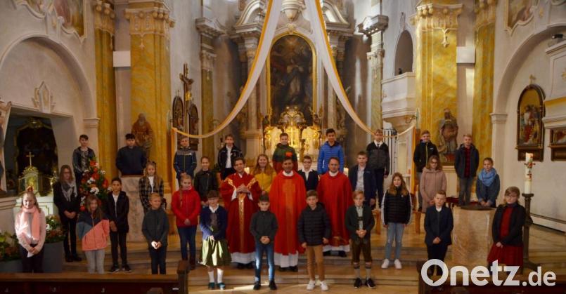 Beim ersten Firmgottesdienst waren die Jugendlichen aus der Seelsorgeeinheit Vohenstrauß an der Reihe. Domkapitular Thomas Pinzer aus Regensburg (Mitte) spendete das Firmsakrament stellvertretend für den Diözesanbischof Dr. Rudolf Voderholzer. Bild: dob