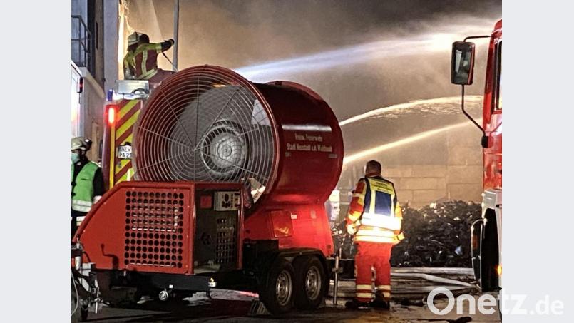 Bis tief in die Nacht löschen die 133 Einsatzkräfte der umliegenden Feuerwehren die brennenden Reifenschnitzel im Industriegebiet Weiden. Bild: August Beer