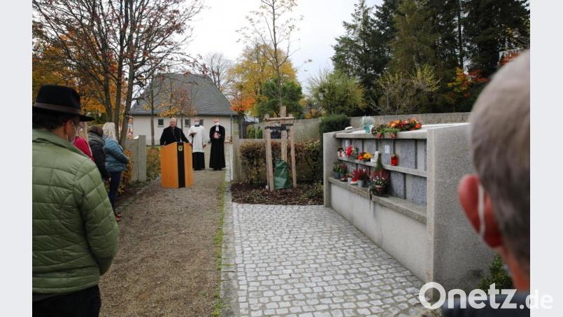 Bürgermeister Johannes Reger (am Rednerpult) bei der Einweihung der Urnenwand. Bild: njn