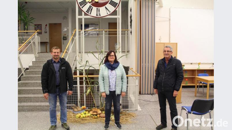 Brigitte Fischer (Mitte) ist die neue Ortssprecherin für Hannesried. Zur Wahl gratulierten Bürgermeister Ludwig Prögler (rechts) und Vorgänger Markus Fleck. Bild: nis