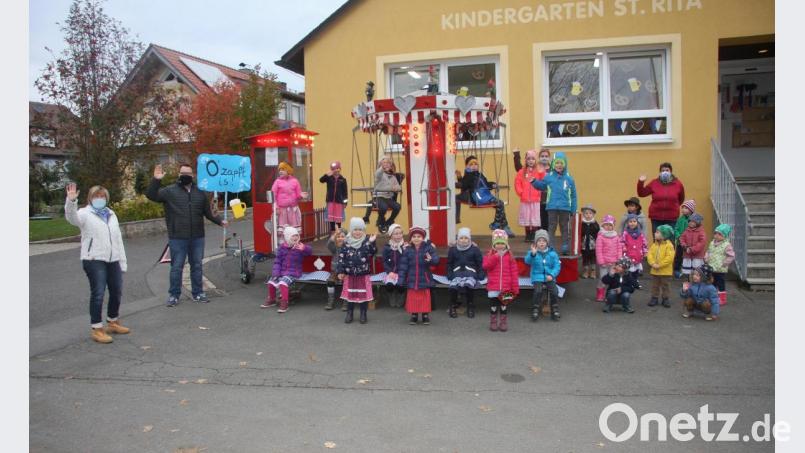 Bürgermeister Matthias Grundler (Zweiter von links) wollte sich dieses besondere Oktoberfest nicht entgehen lassen. Er stattete den Kindern und Erzieherinnen einen Besuch ab.