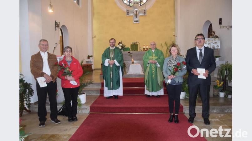 Thomas und Annemarie Kießling sowie Margareta und Gerhard Bausch (von links) feierten 40-jähriges Ehejubiläum im Gottesdienst mit Pfarrer Thomas Stohldreier und Pfarrer Andreas Hanauer (hinten, von links) Bild: fz