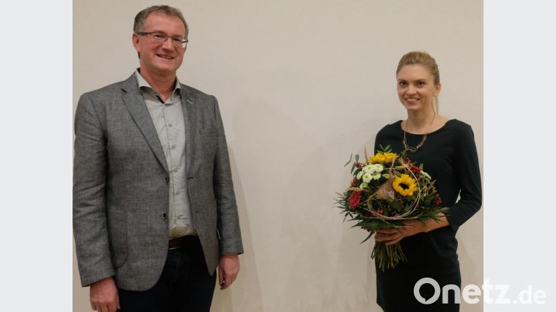 Bürgermeister Franz Grabinger machte eine erfreuliche Mitteilung. Gemeinderätin Franziska Wegerer heiratete am 19. September und heißt nun Danner. Im Namen des Gemeinderats gratulierte Grabinger mit einem Blumenstrauß. Bild: ohr