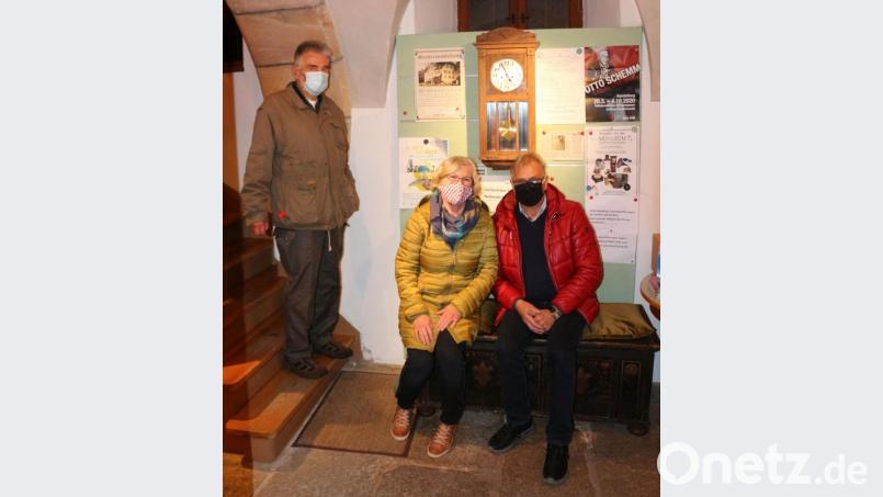 Mit großem Interesse verfolgten die Besucher im Kemnather Heimat- und Handfeuerwaffenmuseum die Ausführungen von Hans Rösch (links) zur Geschichte des Schlosses Wolframshof. Einige von ihnen konnten viele Kindheitserinnerung mit einfließen lassen. Bild: rpp