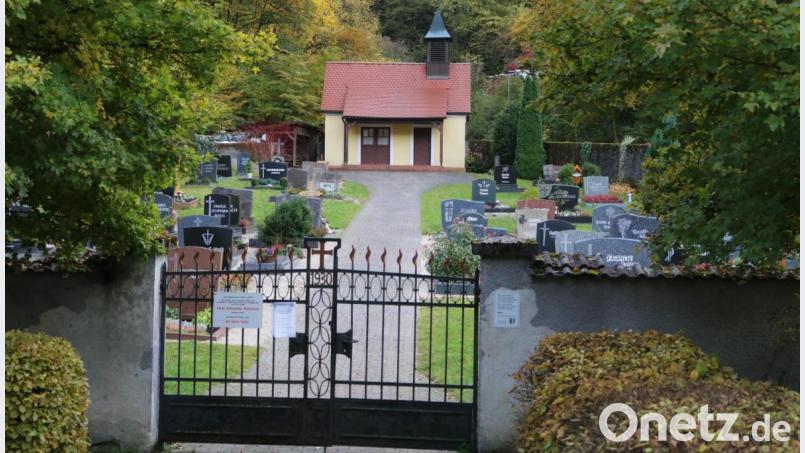 Gleichbleibende Kosten müssen auf weniger Bestattungen verteilt werden: So begründet Bürgermeister Hermann Mertel den Dreh an der Gebührenschraube auf dem gemeindlichen Friedhof in Hirschbach. Bild: lei