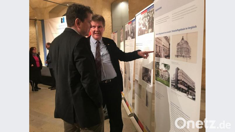 Ralph Klinger von der Deutschen Botschaft, erläutert Rechtsanwalt Arthur Braun (links) Mitglied des Stiftungsrats der Kulturstiftung Bavaria Bohemia, eine Ausstellung.. Bild: eib