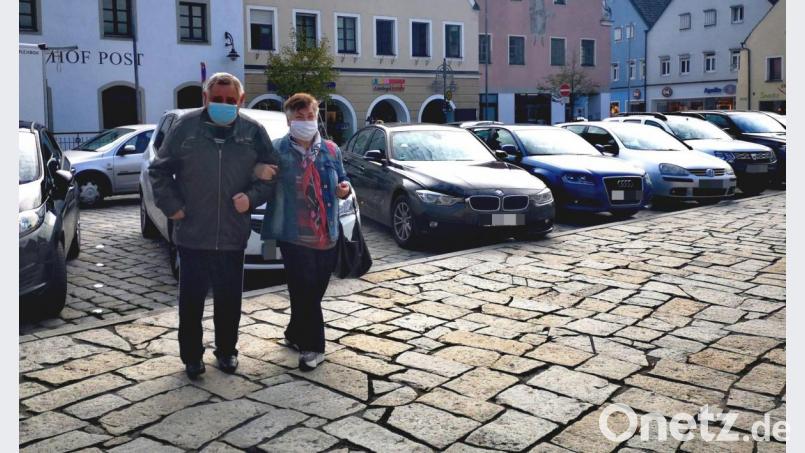 Am Freitag war das Tragen einer Mund-Nase-Bedeckung auf dem Schwandorfer Marktplatz noch freiwillig. Jetzt gilt hier und auf weiteren Straßen der Innenstadt sowie auf einer Reihe von Parkplätzen eine Maskenpflicht. Bild: td