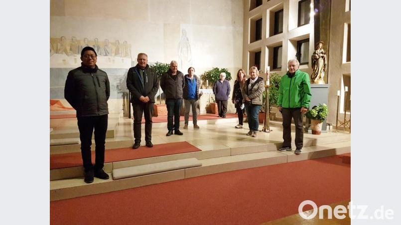 Pater Samuel Patton und Bürgermeister Jürgen Kürzinger (von links) gratulieren dem neuen Vorstand des Kapellenvereins Heinersreuth zur Wahl: Vorsitzendem Manfred Schaller, Kassier Norbert Gradl, den Beisitzerinnen Anneliese Edl und Hermine Retsch sowie der neuen Schriftführerin Irmgard Schaller. Bild: exb